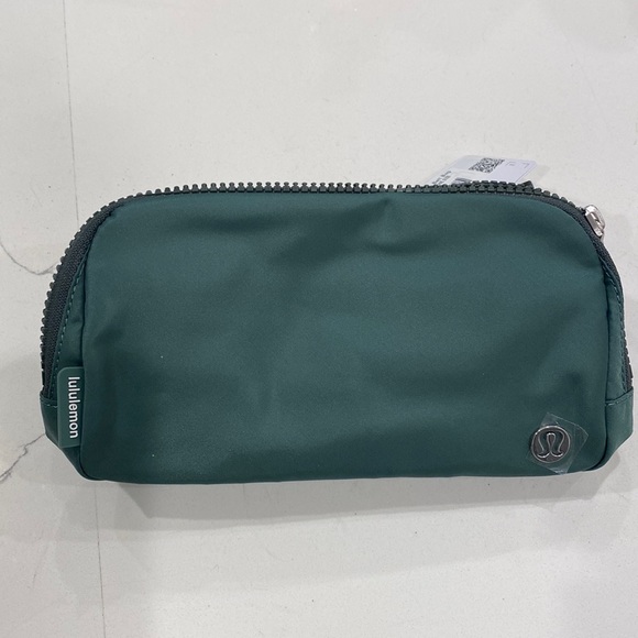 LULULEMON 1LBELT BAG IN MEDIUM FOREST/DARK FOREST - Picture 7 of 9